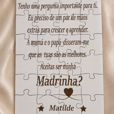 Puzzle branco com texto em castanho sobre tecido bege sedoso