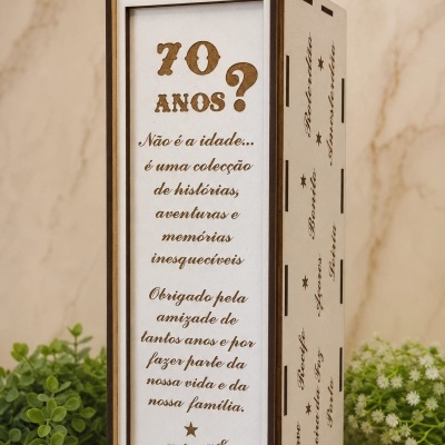 Caixa decorativa de madeira clara com gravação a laser de celebração de 70 anos