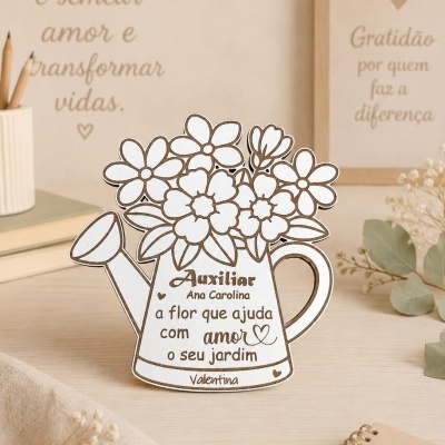 Adorno decorativo em forma de regador com flores em madeira clara e pintura branca com texto gravado.