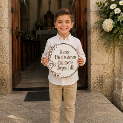 Menino sorridente com placa redonda de madeira na entrada de igreja