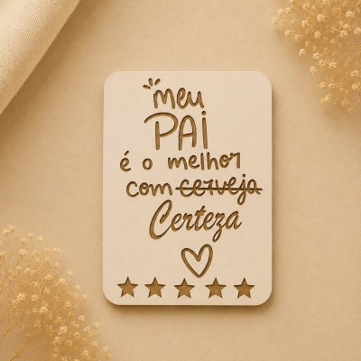 Placa decorativa de madeira com texto para pai sobre fundo bege com flores secas