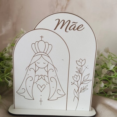 Objeto decorativo branco com desenho de figura feminina com coroa e a palavra Mãe