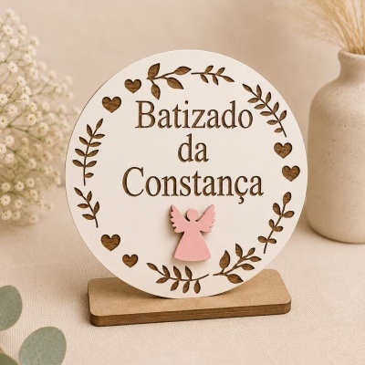 Placa de madeira redonda decorativa para batizado com texto e anjo rosa