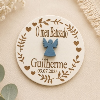 Placa de batizado redonda branca com anjinho azul e texto gravado.