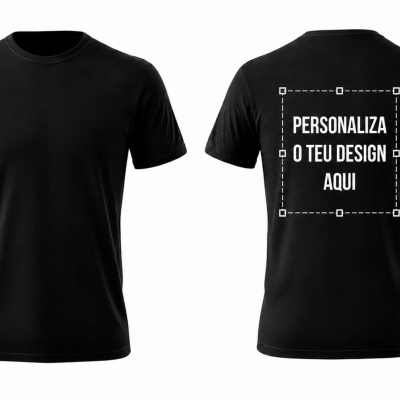 Duas t-shirts pretas, frente lisa e costas com texto de personalização