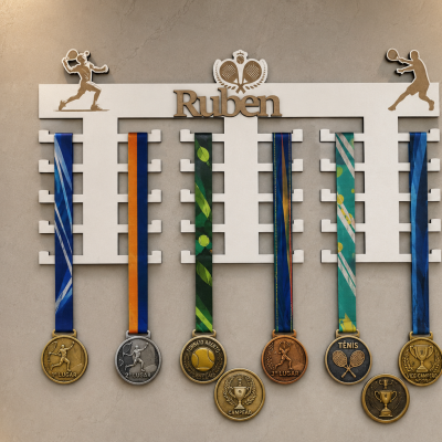 Suporte de parede branco para medalhas com nome Ruben e medalhas coloridas penduradas