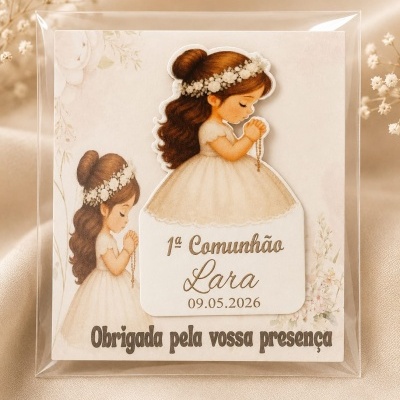 Convite de comunhão com menina de vestido branco e coroas de flores