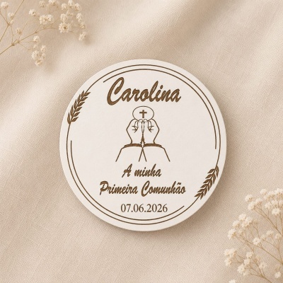 Etiqueta redonda para primeira comunhão com nome Carolina e data 07.06.2026