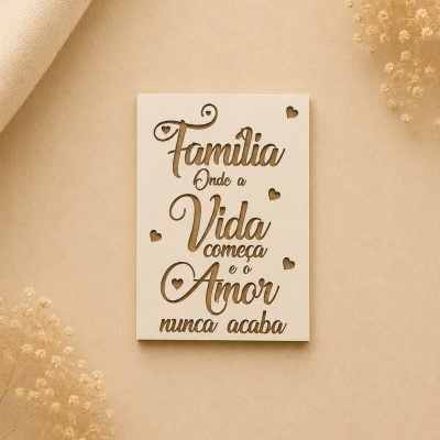 Placa decorativa de madeira com texto sobre fundo bege com flores secas