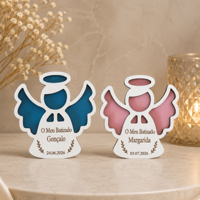 Duas figuras de anjo decorativas em madeira branca com detalhes em azul e rosa