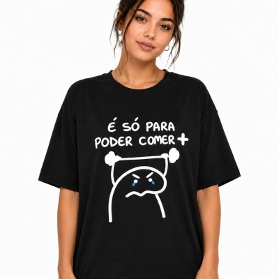 Mulher a usar uma t-shirt preta com estampa e texto em branco e azul.