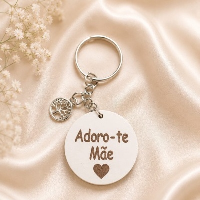 Porta-chaves com pendentes e inscrição Adoro-te Mãe sobre tecido acetinado.