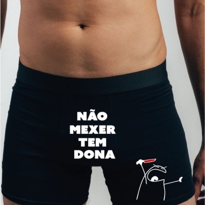 Cuecas boxer pretas com texto NÃO MEXER TEM DONA e desenho de personagem com faca