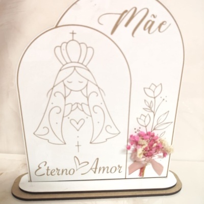 Placa decorativa em madeira branca com figura religiosa, flores secas e texto Mãe e Eterno Amor