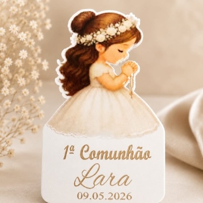 Lembrança de madeira para 1ª Comunhão anunciando nome e data, com ilustração de menina a rezar