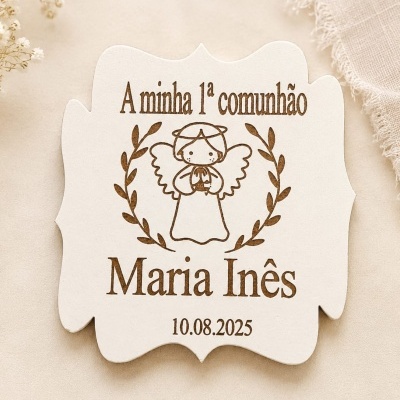 Placa decorativa de madeira clara com anjo e texto de primeira comunhão