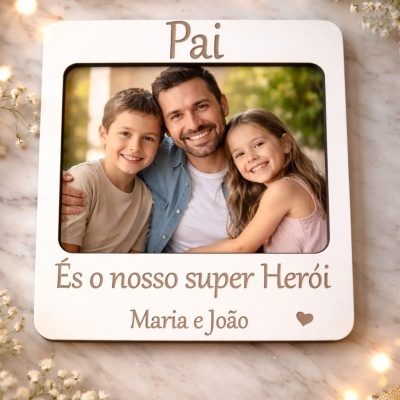 Porta-retratos branco com mensagem para Pai e foto de homem com crianças em fundo decorado