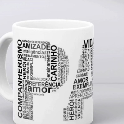 Caneca branca com palavras em preto formando as letras P e A