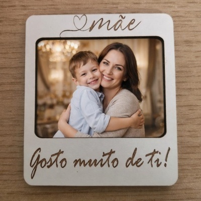 Moldura quadrada em madeira clara com foto de mulher e criança a abraçar, texto mãe e Gosto muito de ti!
