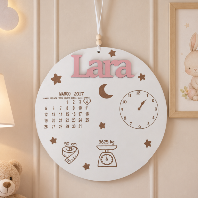 Placa decorativa redonda para quarto infantil com nome, calendário, fita métrica e balança impressos.