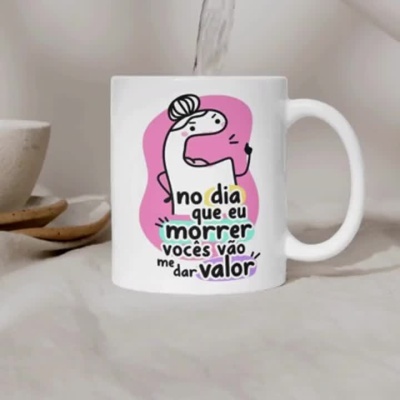Caneca branca com ilustração e texto em português e água a ser derramada no interior.