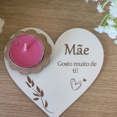 Suporte de vela coração branco com vela rosa e mensagem para mãe em madeira.