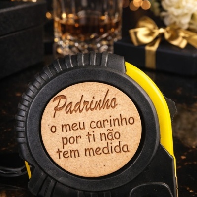 Trena preta e amarela com placa de cortiça gravada com mensagem de carinho para padrinho
