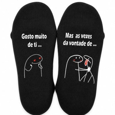 Par de meias pretas com ilustrações e textos em português branco.