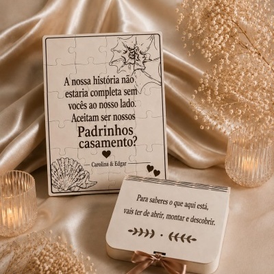 Quebra-cabeças de madeira com texto de convite para padrinhos de casamento sobre tecido bege com flores secas e velas.