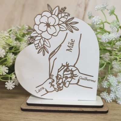 objeto decorativo de madeira em forma de coração com desenho e texto para o Dia da Mãe