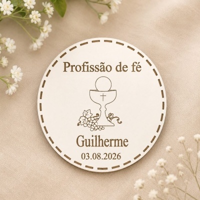 Placa redonda branca com desenho de cálice e uvas, texto Profissão de fé, Guilherme e data 03.08.2026