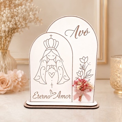 Placa decorativa branca com desenho e texto sobre amor para avó, com flores secas e laço rosa.
