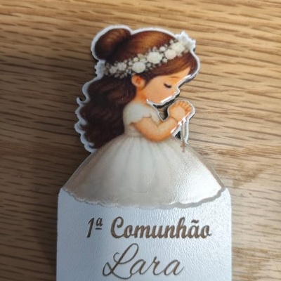 Etiqueta da primeira comunhão com menina em vestido branco e texto personalizado.