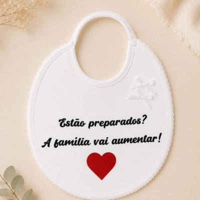 Babete branco para bebé com texto e coração vermelho