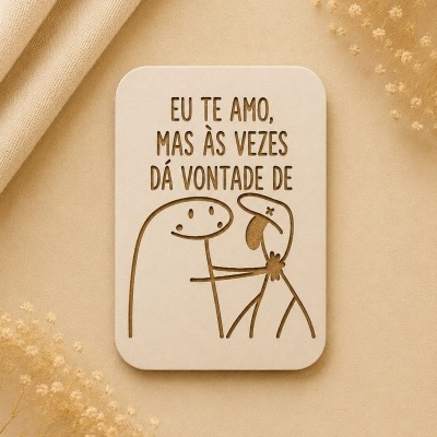 Placa decorativa em madeira clara com texto e ilustração simples recortada.