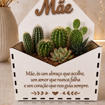 Arranjo de suculentas e cactos em recipiente branco com texto dedicado à mãe