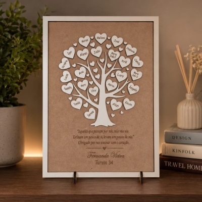 Quadro decorativo com árvore e corações brancos com nomes e texto em português