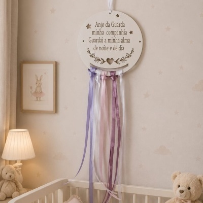 Decoração de parede branca com texto e fitas coloridas pendurada acima de berço numa parede creme com estrelas