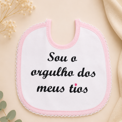 Babete branco com bordadura rosa e texto preto Sou o orgulho dos meus tios