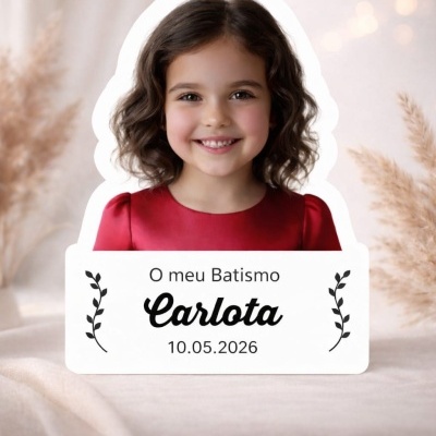 Placa personalizada de batismo com foto de menina e texto em português.