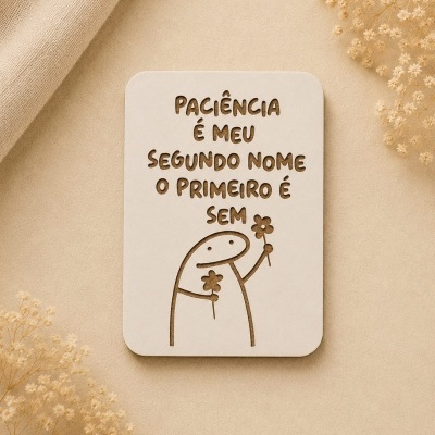 Placa de madeira clara com texto e desenho de personagem a segurar flores
