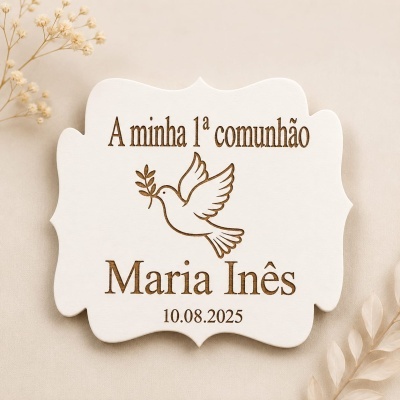 Placa de madeira branca gravada para 1ª comunhão com pomba e texto gravado