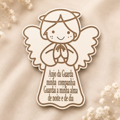 Figura de anjo guardião em madeira com texto gravado e fundo bege com flores secas