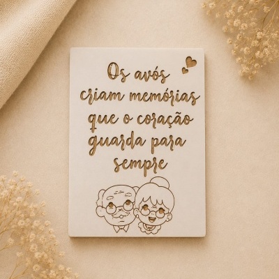 Placa decorativa de madeira com texto em português sobre avós e ilustração caricaturada de casal de idosos.