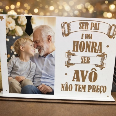 Porta-fotos branco em madeira com foto de avô e neto e frase sobre ser pai e avô
