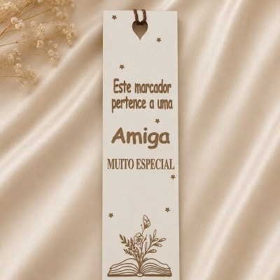 Marcador de páginas em madeira clara com mensagem para amiga especial