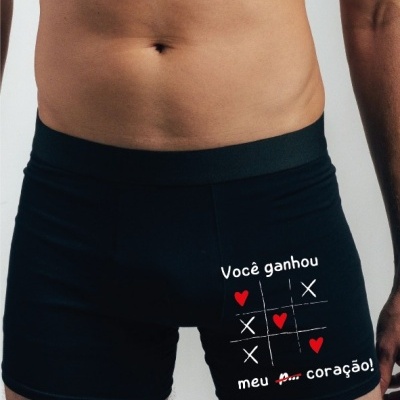 Cuecas boxer pretas com design de jogo da velha e texto em branco e vermelho
