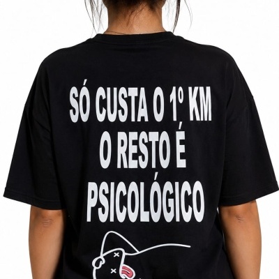 T-shirt preta com texto branco nas costas e desenho de avião