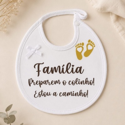 Babete branco com texto e pezinhos dourados
