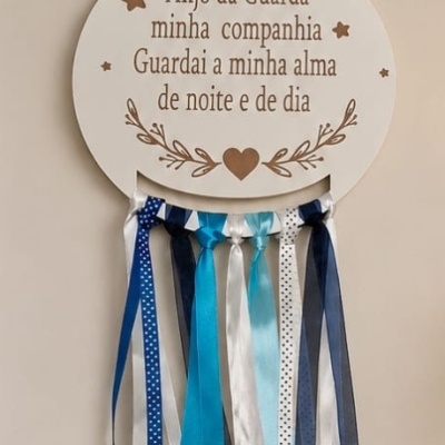 Pendente decorativo com texto em português e fitas coloridas penduradas